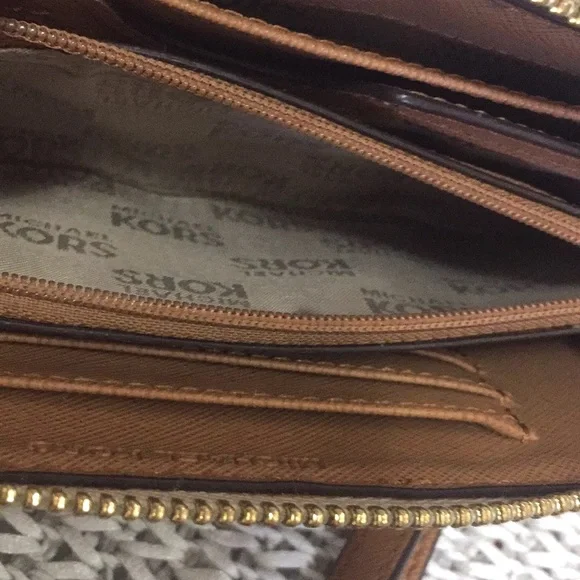 Michael Kors Jet Set Center Stripe Wallet - Picture 15 of 16